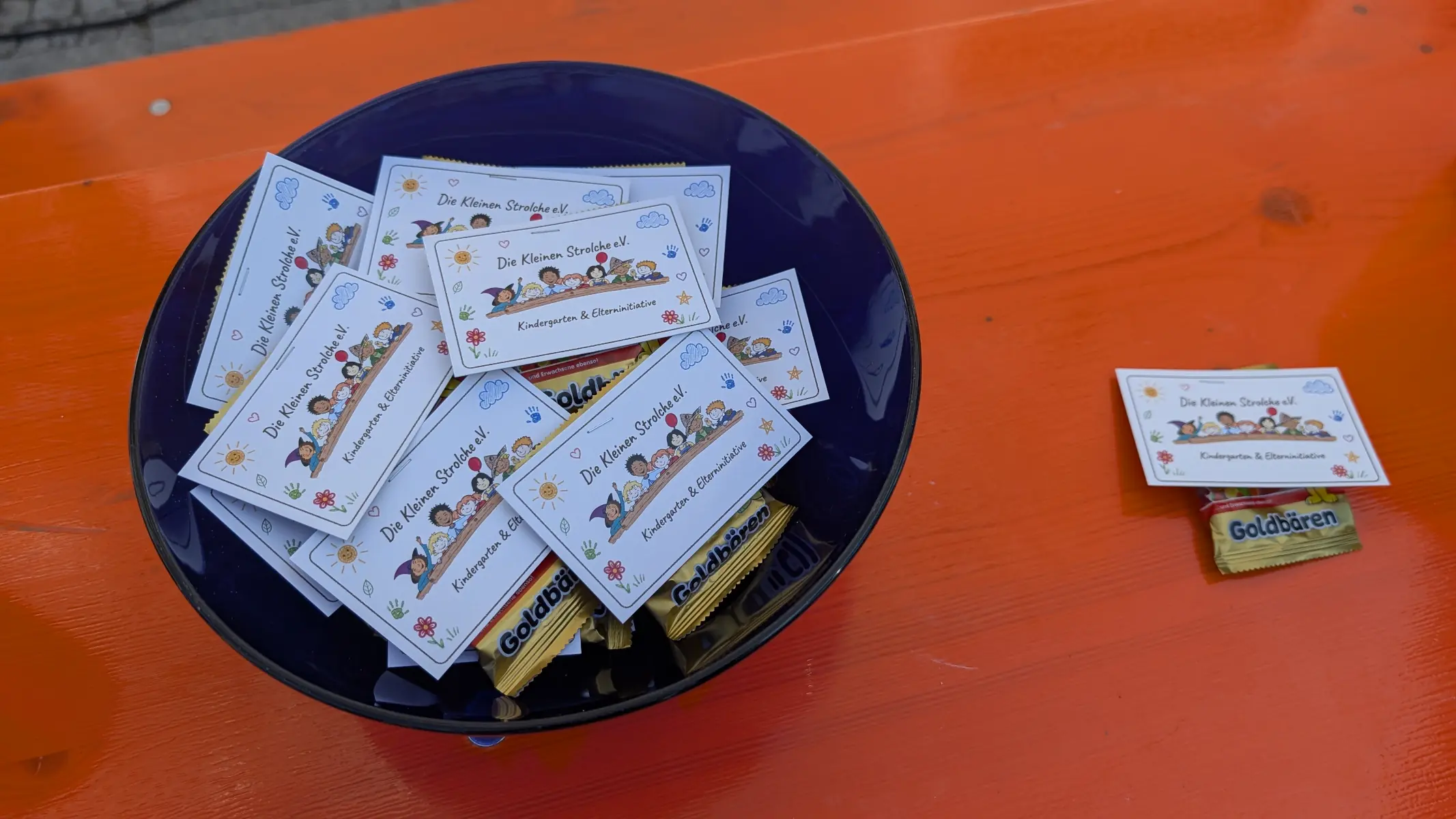 Buntes Kinderschminken der Kleinen Strolche