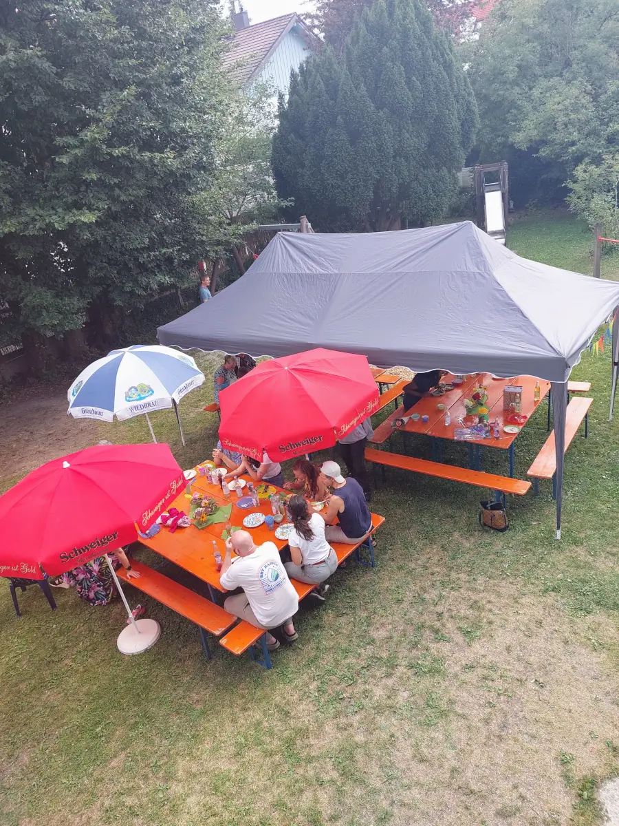 Festlicher Nachmittag im Kindergarten-Garten